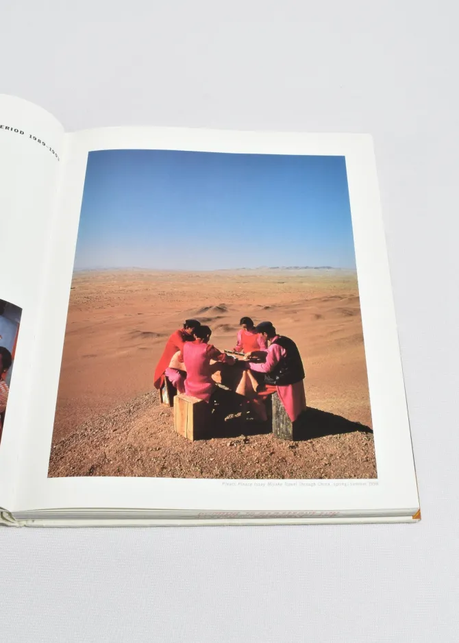 issey-miyake-making-things-XmXBZwIG-2.webp Issey Miyake: Making Things