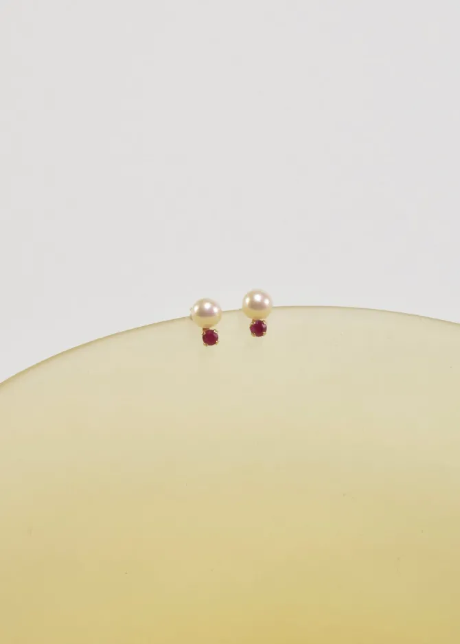 petite-ruby-pearl-earrings-EGyPLZZI-2.webp Petite Ruby Pearl Earrings