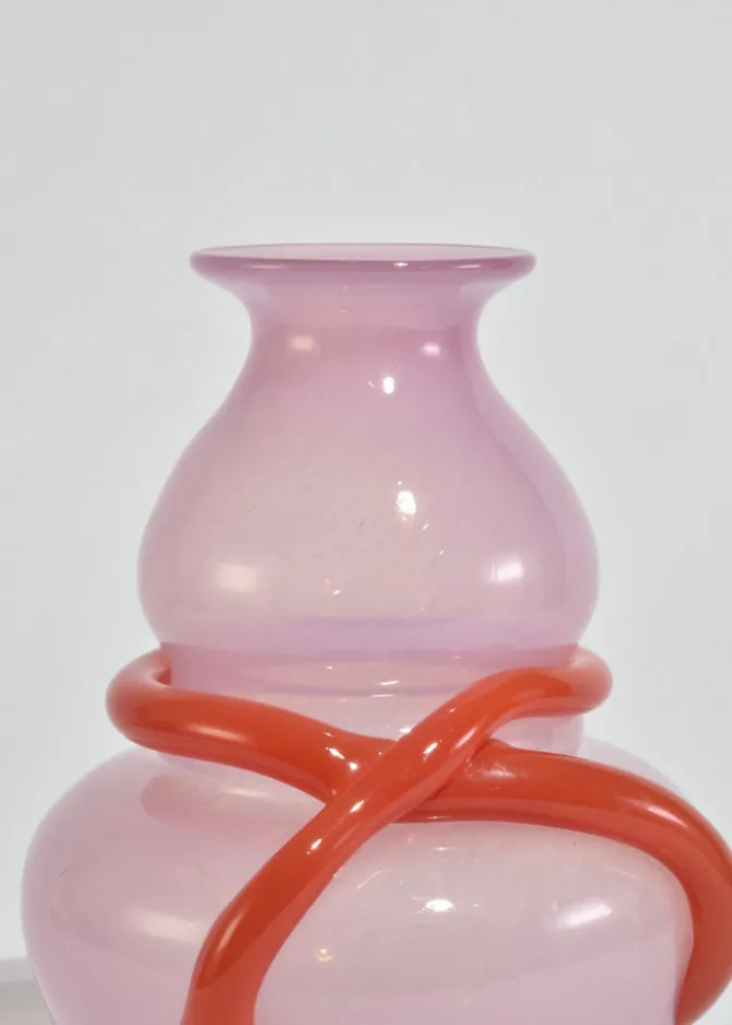 red-ribbon-glass-vase-nQyqAKNb-5.webp Red Ribbon Glass Vase
