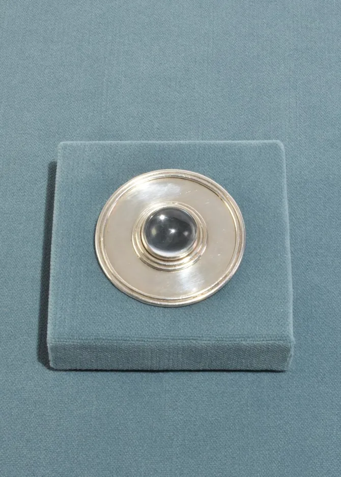 round-crystal-brooch-wnPGGuOC-1.webp Round Crystal Brooch