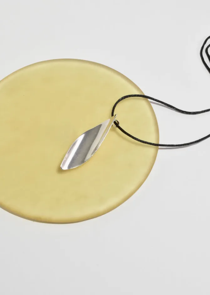 sculptural-pendant-necklace-kspHGapZ-1.webp Sculptural Pendant Necklace