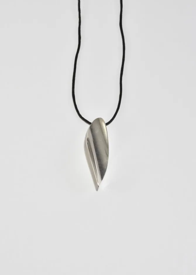 sculptural-pendant-necklace-kspHGapZ-2.webp Sculptural Pendant Necklace