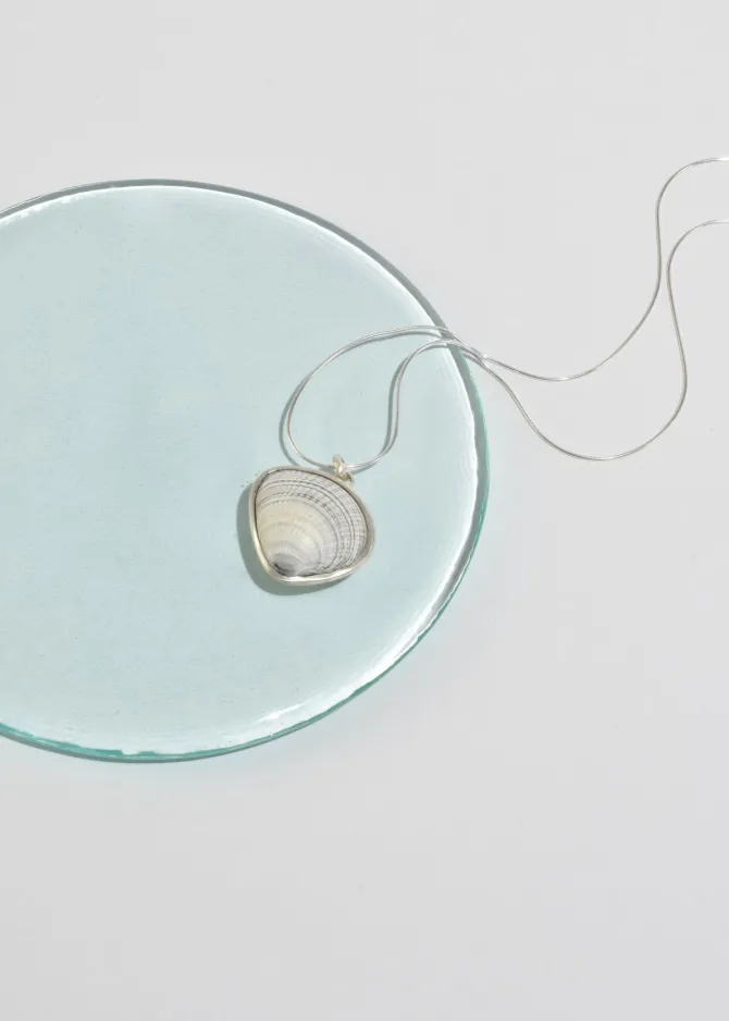 shell-pendant-necklace-guLZMVwZ-2.webp Shell Pendant Necklace