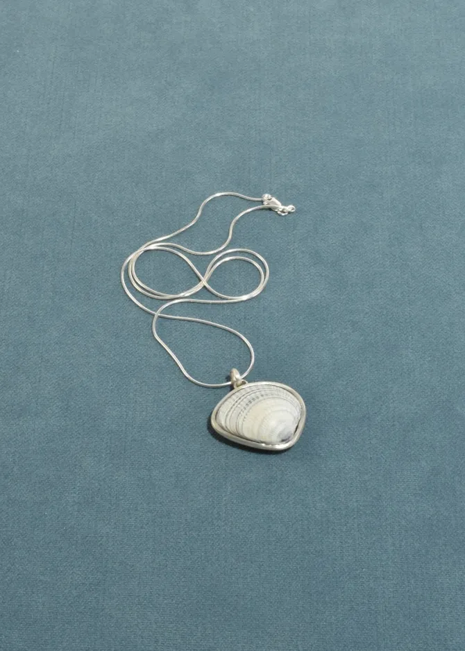 shell-pendant-necklace-guLZMVwZ-3.webp Shell Pendant Necklace