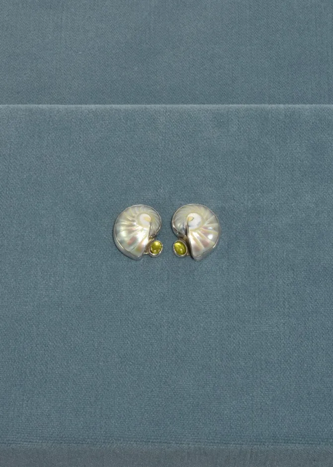 shell-peridot-earrings-opkRElQQ-2.webp Shell Peridot Earrings