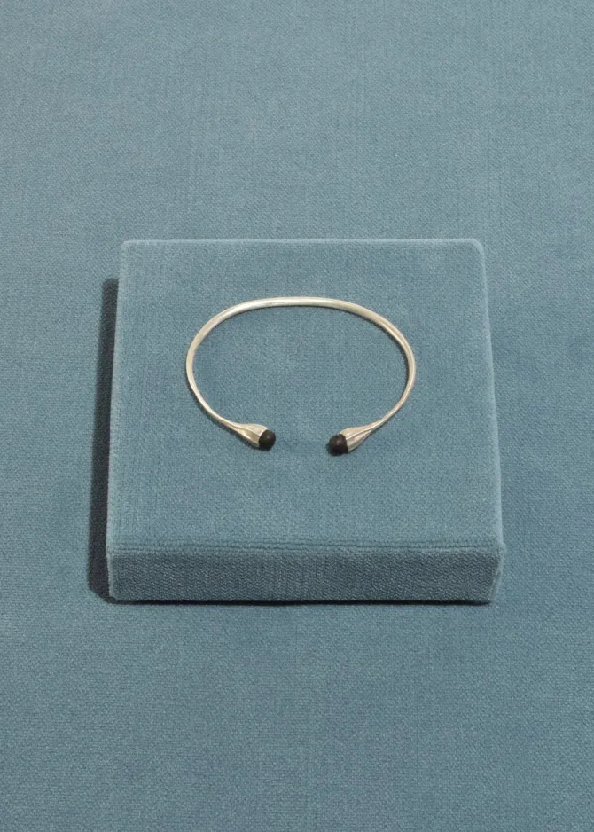 stem-cuff-XmaSoGYr-1.webp Stem Cuff